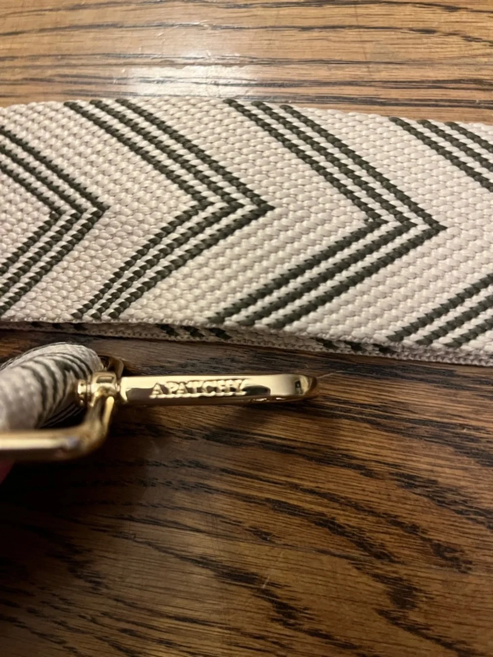 APATCHY LONDON CREAM AND GREEN STRAP PURSE GEOMETRIC PRINT GOLD TONE